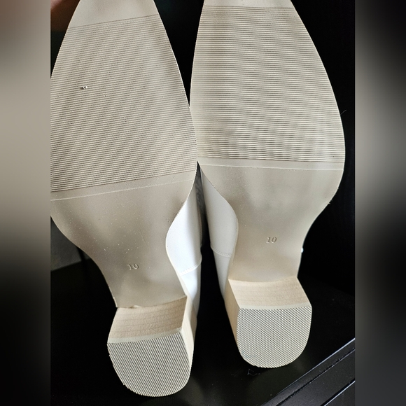 White Embroidered Boots - Picture 6 of 7